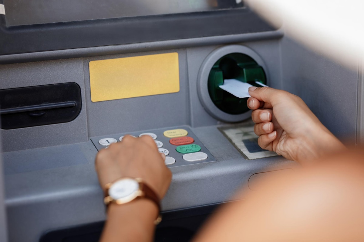 Voici pourquoi vous ne devez jamais appuyer sur cette touche au distributeur de billets sous peine de vous faire arnaquer !