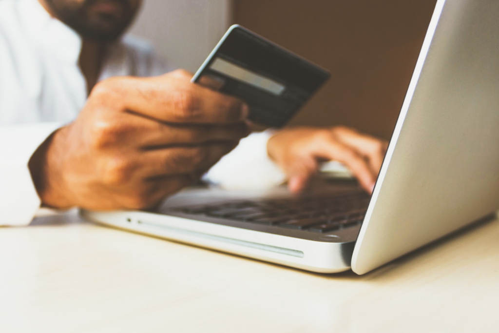 Ouvrir un compte bancaire en ligne depuis chez soi : ce qu’il faut savoir